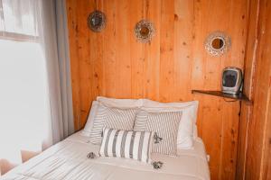 Posteľ alebo postele v izbe v ubytovaní Rustic Treehouse Monteverde