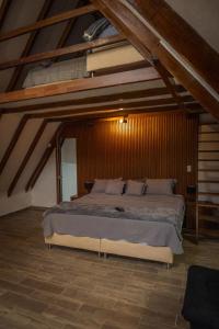 グアタペにあるCabaña333のベッドルーム1室(屋根裏部屋に大型ベッド1台付) +30枚の写真