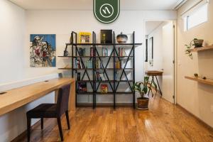 Perpustakaan di apartmen