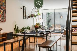 Ruang duduk di Two Story 2 BR Condo with Patio in Roma Norte