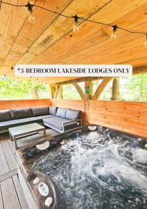 Φωτογραφία από το άλμπουμ του Hay's Wood Retreat - Holiday Cottages σε North Runcton