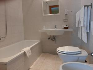 Koupelna v ubytování Albergo Conte Max + 31 fotografií