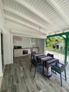 Kuchyň nebo kuchyňský kout v ubytování Appartement paisible avec jardin