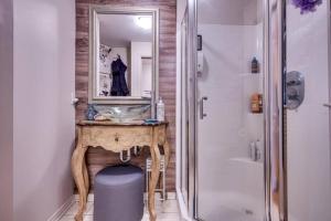 Vannituba majutusasutuses Cozy Loft in the Heart of St-Sauveur Village! +14 fotot