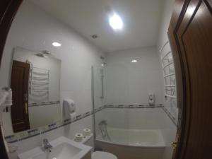 A bathroom at Inicia Casas Reales