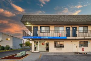 ツインフォールズにあるMotel 6-Twin Falls, IDのバルコニー付きの建物