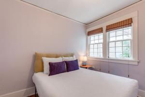 una camera da letto con un letto bianco e una finestra di Dog-Friendly Columbia Cottage in Hood River! a Hood River