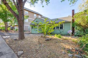 una casa verde con un albero di fronte di Dog-Friendly Columbia Cottage in Hood River! a Hood River