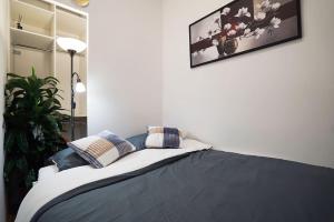 Posteľ alebo postele v izbe v ubytovaní Cozy apartment with garage