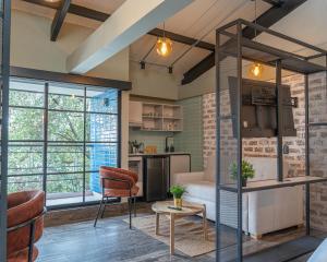 a living room with a bed and a kitchen at 5Q HOUSE Zona G in Bogotá