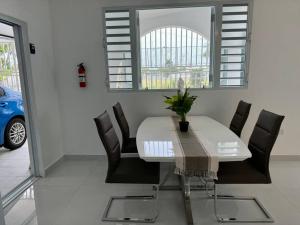 Posezení v ubytování Casa Mi Luz Ilumina tu Estancia con Elegancia y Confort en San Juan