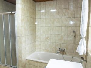 e bagno con doccia e vasca. di Bei Steiner a Wörgl Altre 21 foto