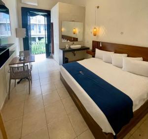 a bedroom with a large bed and a bathroom at Hotel Real de Castilla Nuovo in Guadalajara