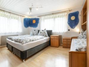 2 letti in una camera da letto con due finestre di Bei Steiner a Wörgl
