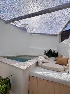 a balcony with a hot tub in a house at Tu Casita Rural in Valdilecha