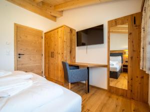 Ein Bett oder Betten in einem Zimmer der Unterkunft Chalet Pettneu am Arlberg - Top 4