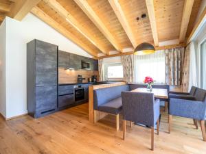 Küche/Küchenzeile in der Unterkunft Chalet Pettneu am Arlberg - Top 4