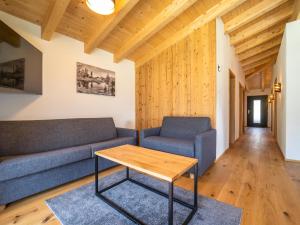 Ein Sitzbereich in der Unterkunft Chalet Pettneu am Arlberg - Top 4