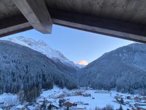 Ein allgemeiner Bergblick oder ein Berglick von der Ferienwohnung aus