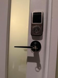 LyndhurstにあるExclusive B and B roomの携帯電話が外に出るドア
