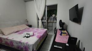 Un dormitorio con una cama y un televisor de pantalla plana. en Hostel Hay's 1 Aeroporto Boa Viagem, en Recife