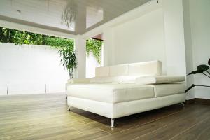 Escazúにあるhome 333 habitacion 332の白いソファ付きのリビングルーム(ウッドフロア) +44枚の写真