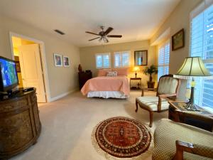 een slaapkamer met een bed en een flatscreen-tv bij Belle Harbor Suite 71 - Monthly Rental in Clearwater Beach