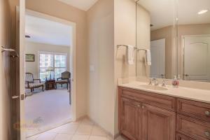 een badkamer met een wastafel en een spiegel bij Belle Harbor Suite 71 - Monthly Rental in Clearwater Beach