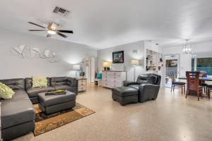 Et opholdsområde på Paradise Corner - Monthly Beach Vacation Rental!