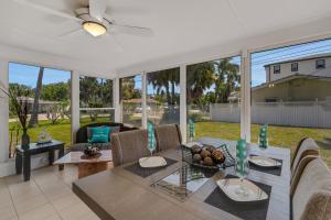 Et opholdsområde på Paradise Corner - Monthly Beach Vacation Rental!