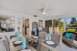 Swimmingpoolen hos eller tæt på Paradise Corner - Monthly Beach Vacation Rental!