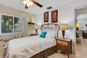 En eller flere senge i et værelse på Paradise Corner - Monthly Beach Vacation Rental! + 64 billeder