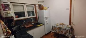 eine Küche mit einem Kühlschrank und einem Tisch darin in der Unterkunft Departamento Centrico Cordoba in Cordoba + 3 Fotos