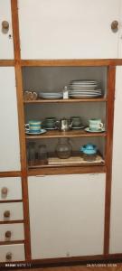 ein Schrank mit Tellern und Geschirr darauf in der Unterkunft Departamento Centrico Cordoba in Cordoba