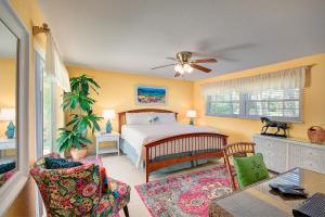 a bedroom with a bed and a ceiling fan at Narcissus Beach House - Weekly Beach Rental in Clearwater Beach +25 photos