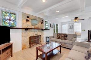 Χώρος καθιστικού στο Casa Del Mar - Beach Pool Home Experience!