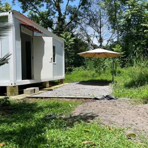 un ombrello seduto di fronte a un edificio di Apartamento Estilo Container a Guápiles