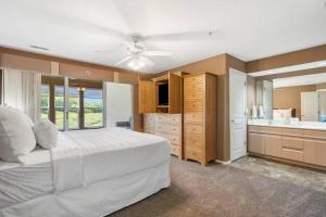 Lounging on the Links Thousand Hills客房内的一张或多张床位