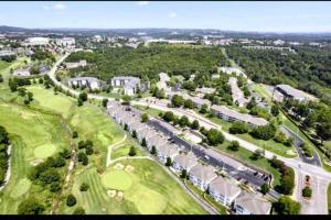 Lounging on the Links Thousand Hills鸟瞰图