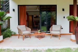 Posezení v ubytování Modern Beachfront Apartment, With Garden Patio