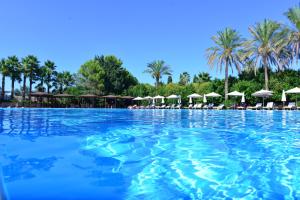 Bazén v ubytování Green Paradise Resort nebo v jeho okolí