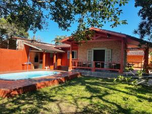 ein Haus mit einem Swimmingpool im Hof in der Unterkunft Experience House Maresias in São Sebastião