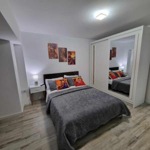Postel nebo postele na pokoji v ubytování Family friendly apartment with 3 rooms and 2 bathrooms in Corabia