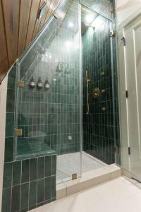 Ένα μπάνιο στο Newly Built, Mid-Lakeside A-Frame with Hot Tub and Steam Shower +32 φωτογραφίες