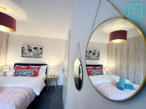 Ένα ή περισσότερα κρεβάτια σε δωμάτιο στο Charming 2BR Swinton House -Close to Manchester City Center