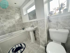 Ένα μπάνιο στο Charming 2BR Swinton House -Close to Manchester City Center