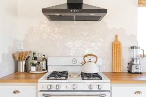 Una cocina o cocineta en Stargazing - Cowboy Pool - Spa - Firepit - Views - Hike