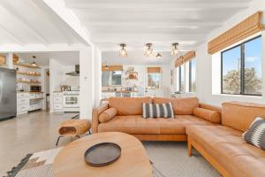 Una cocina o cocineta en Stargazing - Cowboy Pool - Spa - Firepit - Views - Hike