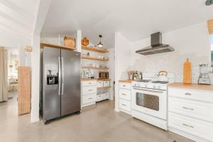 Una cocina o cocineta en Stargazing - Cowboy Pool - Spa - Firepit - Views - Hike