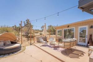 Un lugar para sentarse en Stargazing - Cowboy Pool - Spa - Firepit - Views - Hike